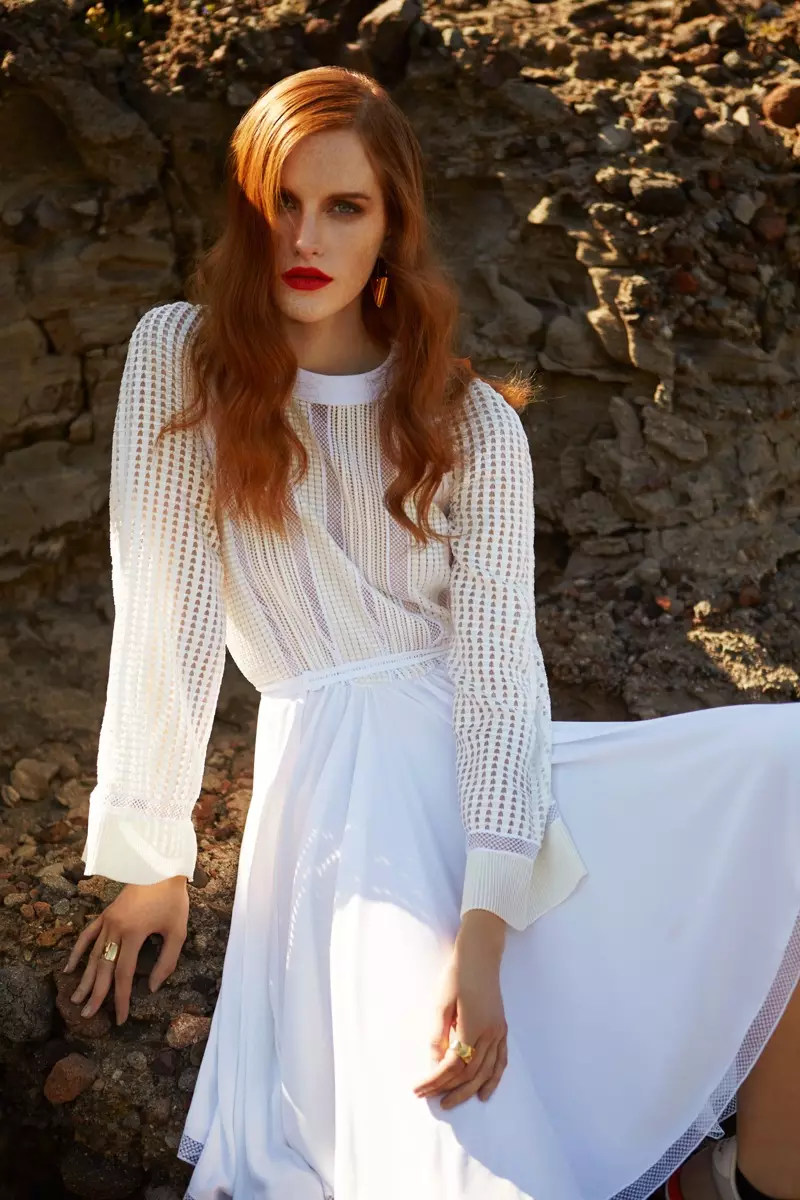 Magdalena bär en vit klänning från Louis Vuitton