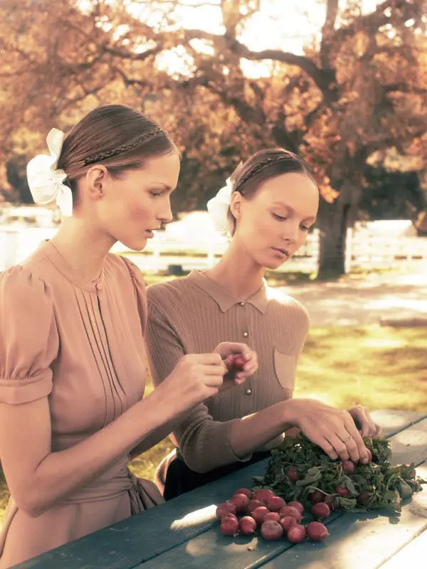 Katrin Thormann & Kristy Kaurova pa Alexi Lubomirski pou Lamòd Almay Fevriye 2011