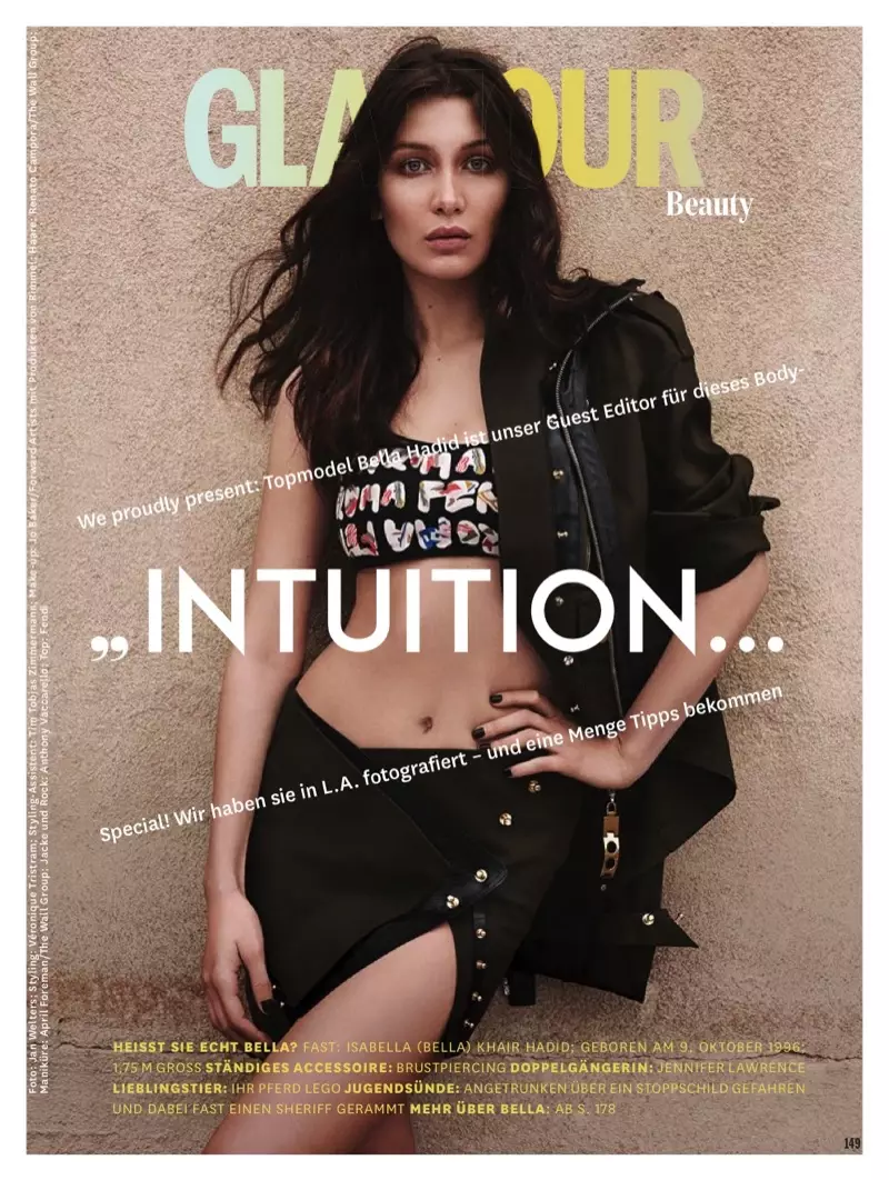 D'Bella Hadid weist hir Abs, Modeller eng Bikerjacket, BH Top an asymmetresche Mini Rock