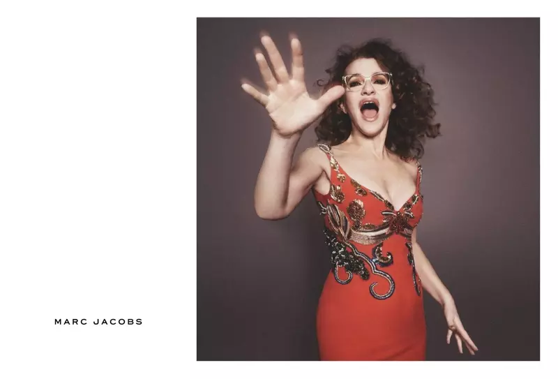 Sandra Bernhard fetu i Marc Jacobs 'tautotogo 2016 tauvaga