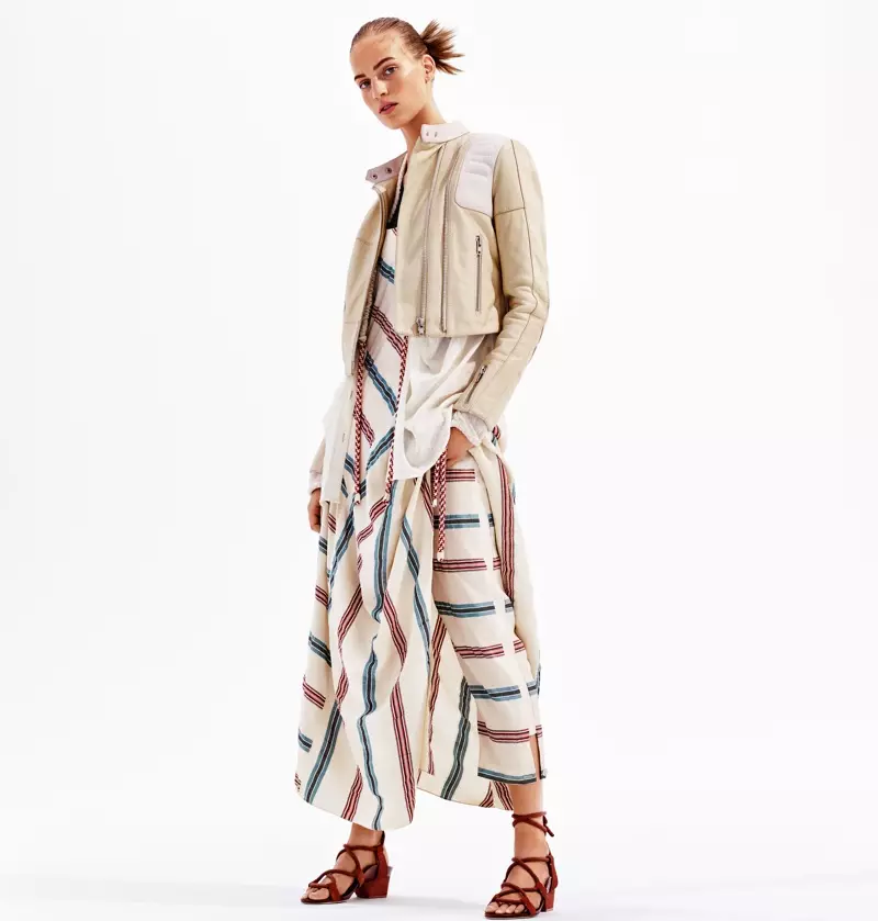 De Modell huet eng cropped Jackett a Maxi Kleed aus der Fréijoerskollektioun 2016 vun H&M Studio