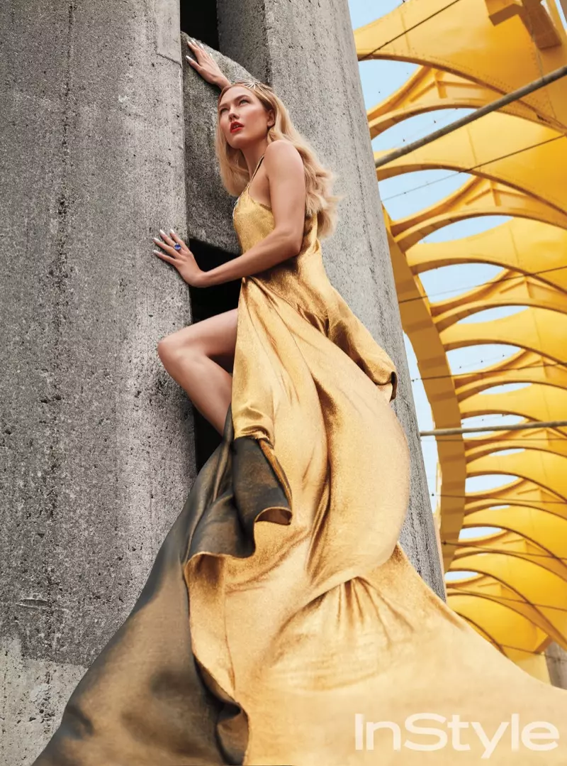 Karlie Kloss mallintaa Vera Wang Collection -pukua Tiffany & Co:n koruilla.