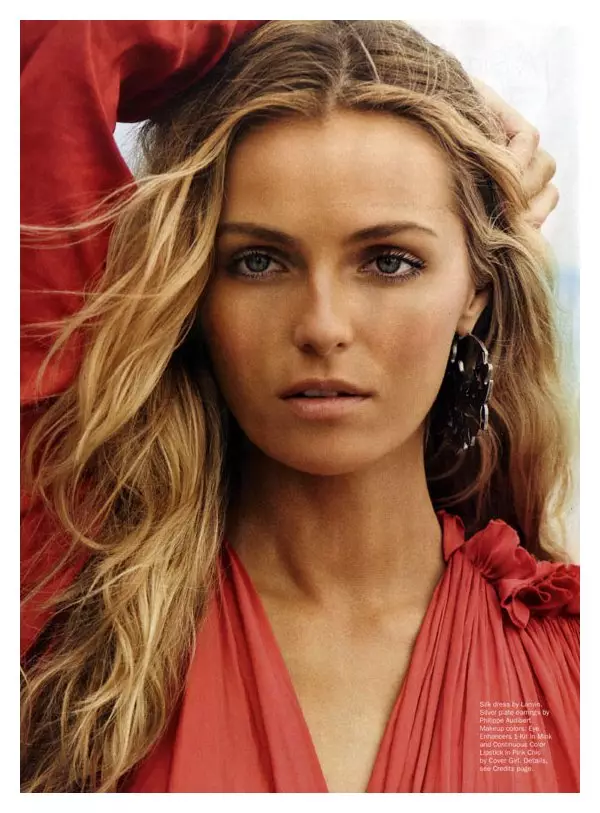 Valentina Zelyaeva ni Regan Cameron para sa Allure Hunyo 2010