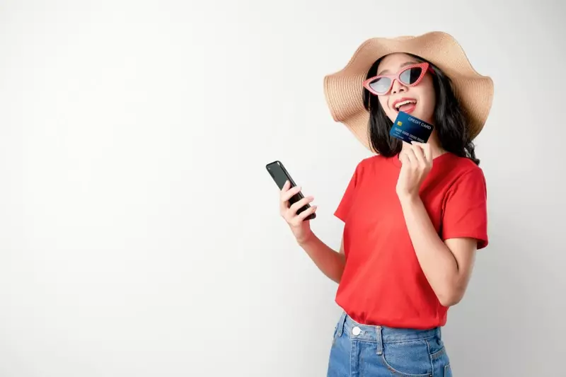 Mujer Asiática Teléfono Con Tarjeta Crédito Happy Chic Outfit