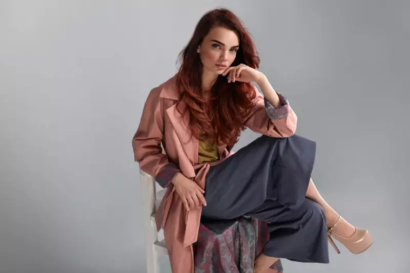 Model višeslojni izgled ružičaste jakne sive hlače Sitting