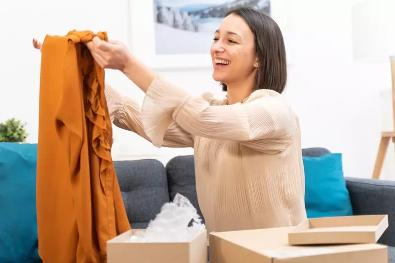 Mujer abriendo caja de ropa