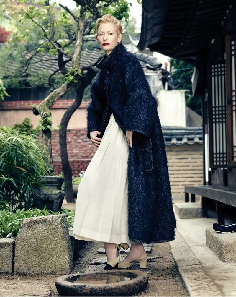 Tilda Swinton posa in Chanel cerca per Vogue Korea Shoot