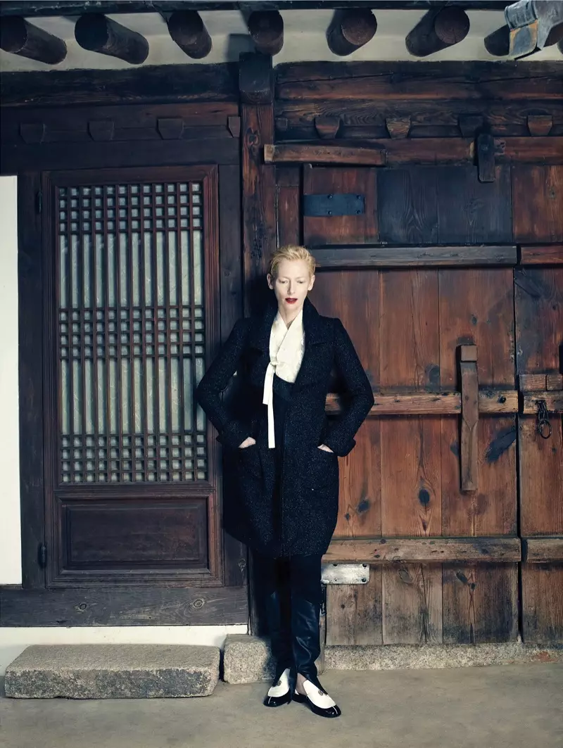 Tilda Swinton membintangi Vogue Korea edisi Agustus