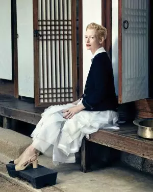 Si Tilda Swinton ay Chanel Chic para sa Vogue Korea