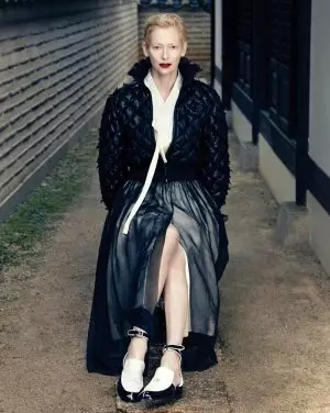 Tilda Swinton jẹ Chanel Chic fun Vogue Korea