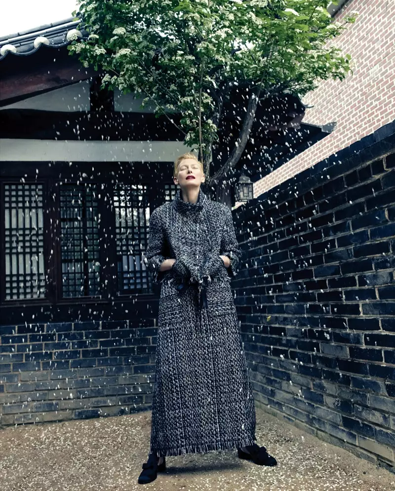 这位女演员在韩国为封面故事摆姿势
