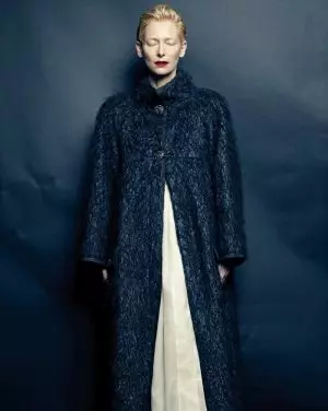 Tilda Swinton Vogue Kore için Chanel Chic oldu