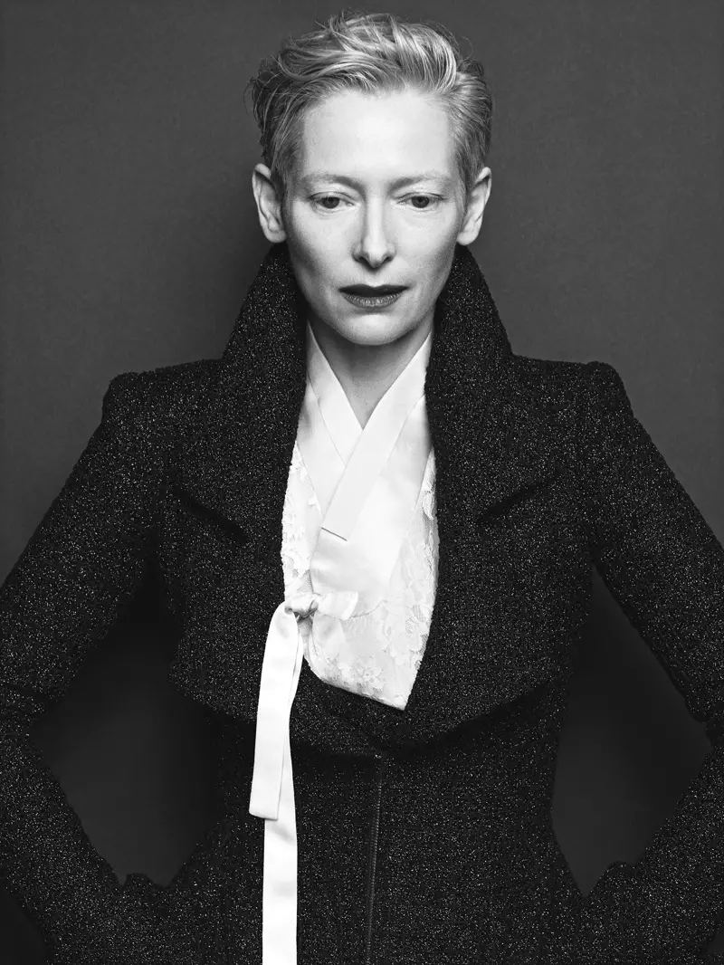 Aktorja pozon me pamje nga koleksioni vjeshtë-dimër 2015 i Chanel