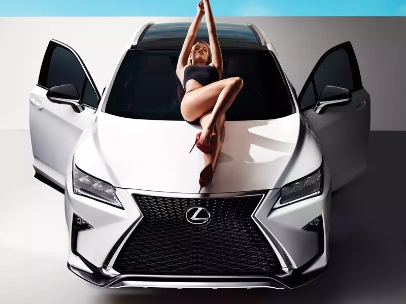 Campanha Lexus RX com a modelo Hailey Clauson da Sports Illustrated Swimsuit Issue