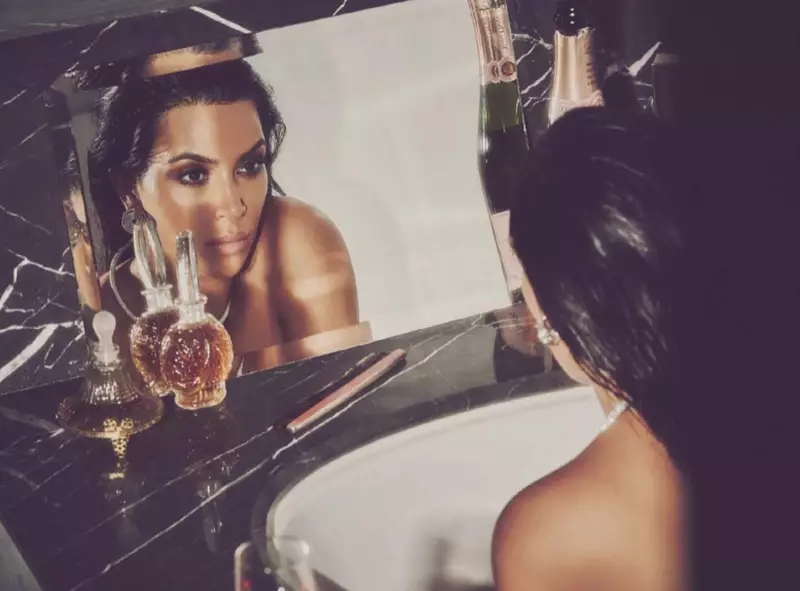 Oynaga qarab, Kim Kardashian Cartier taqinchoqlarini kiyadi