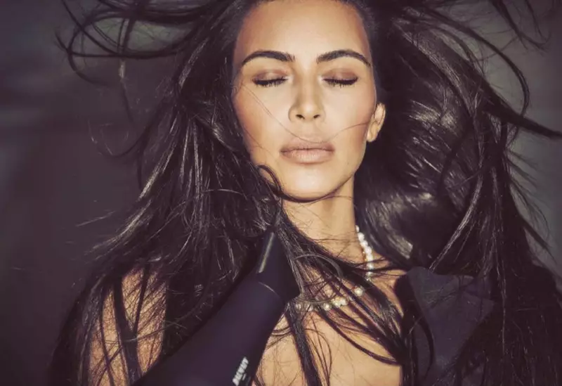 Kim Kardashian fen bilan suratga tushmoqda, Johanna Ortiz libosi va Mordekai bo'yinbog'li marjonlarni kiyadi.
