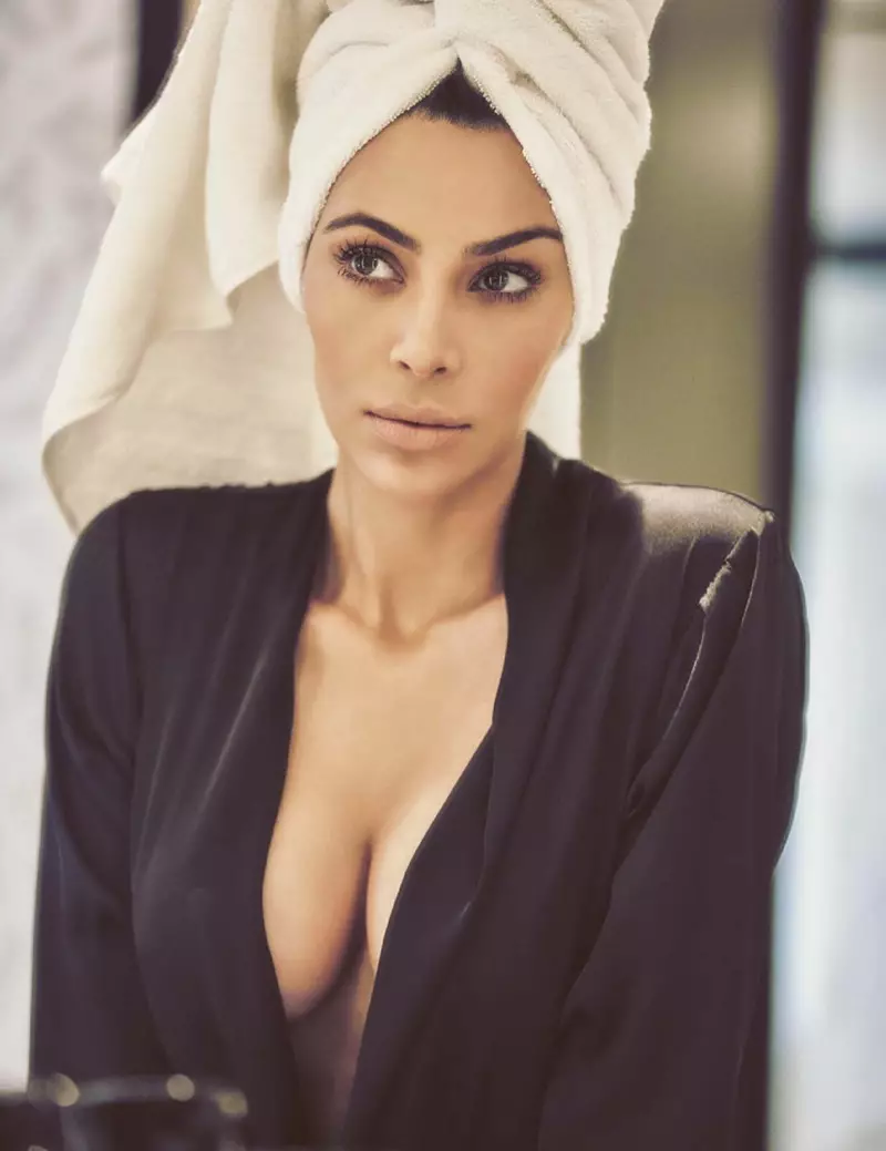 Kim Kardashian Maykl Kostello bluzkasida suratga tushdi
