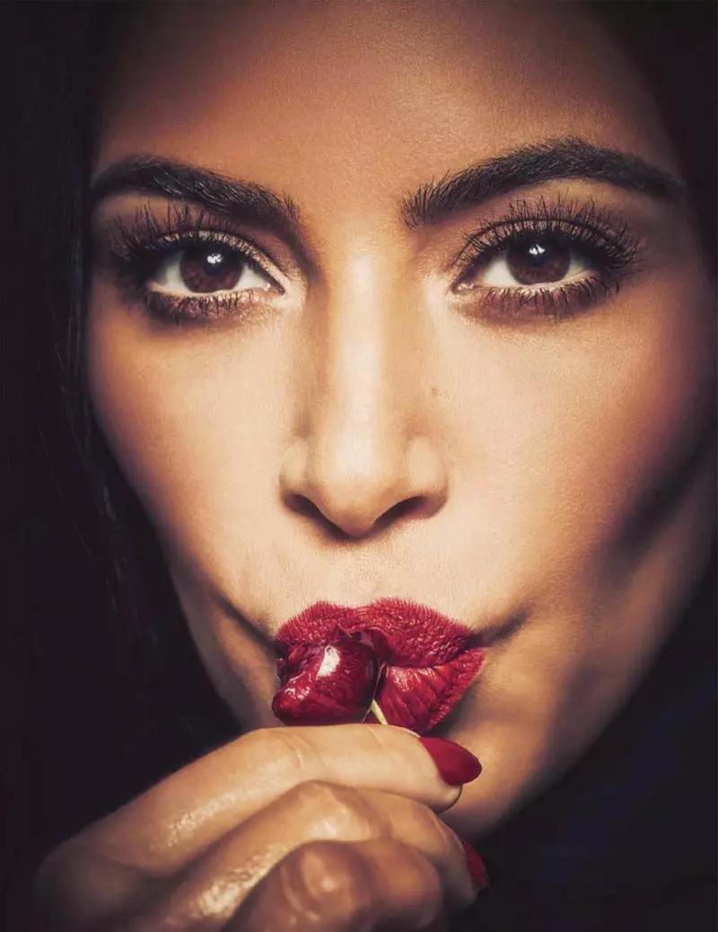 Kim Kardashian to'q qizil lab bo'yog'ida mos keladigan manikyur bilan suratga tushmoqda