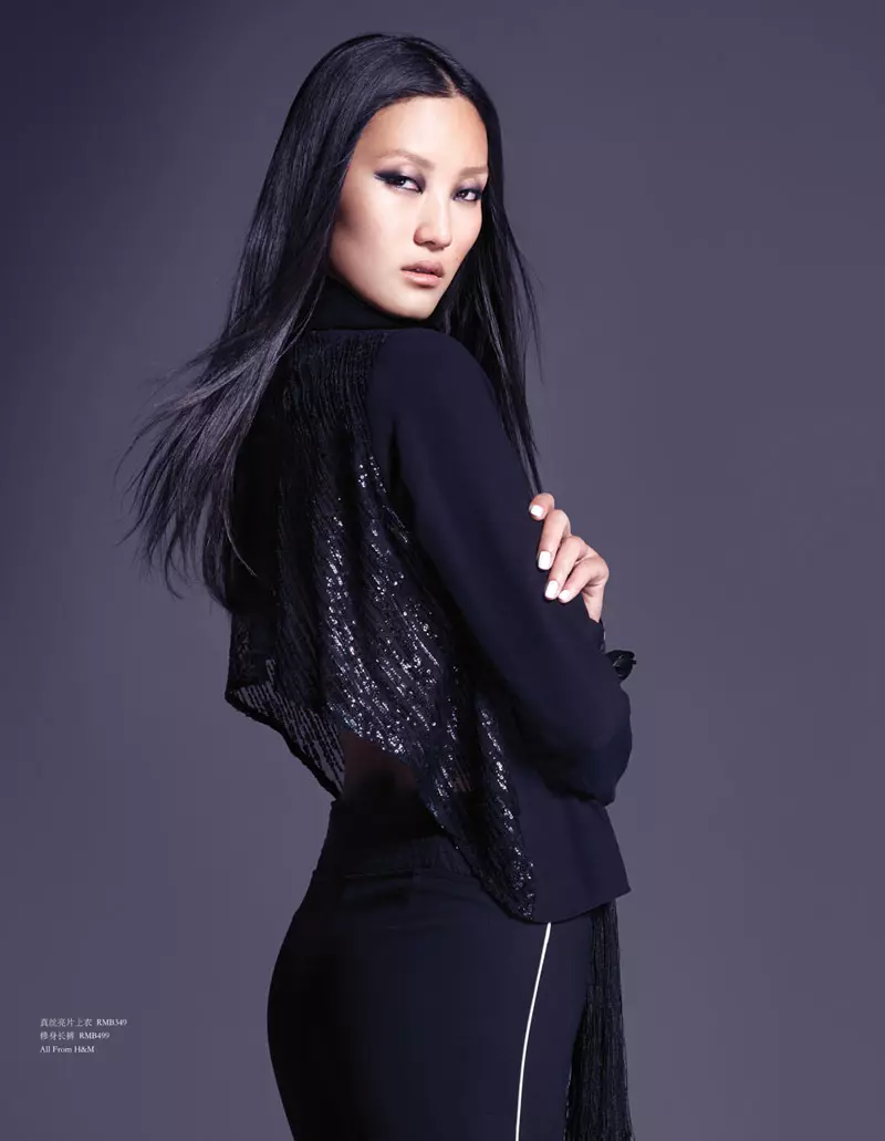 Lina Zhang Menmodelkan Koleksi Paris H&M dalam Vogue China oleh Stockton Johnson