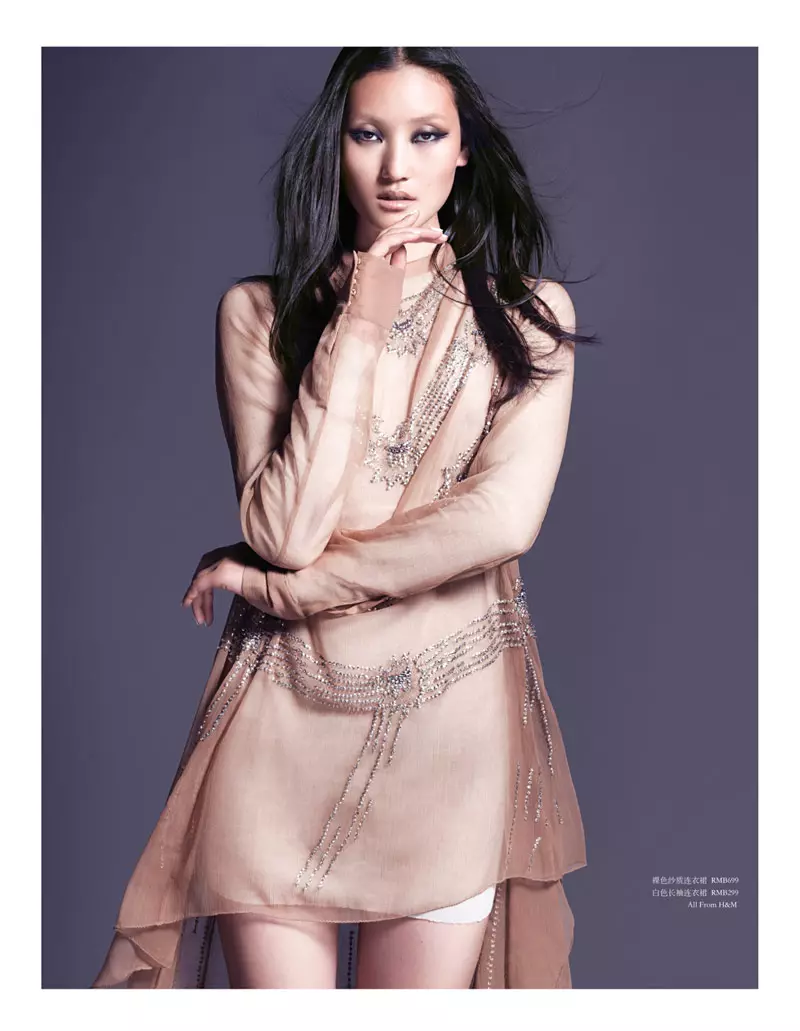 Lina Zhang Modelleert H&M's Paris Collection in Vogue China door Stockton Johnson