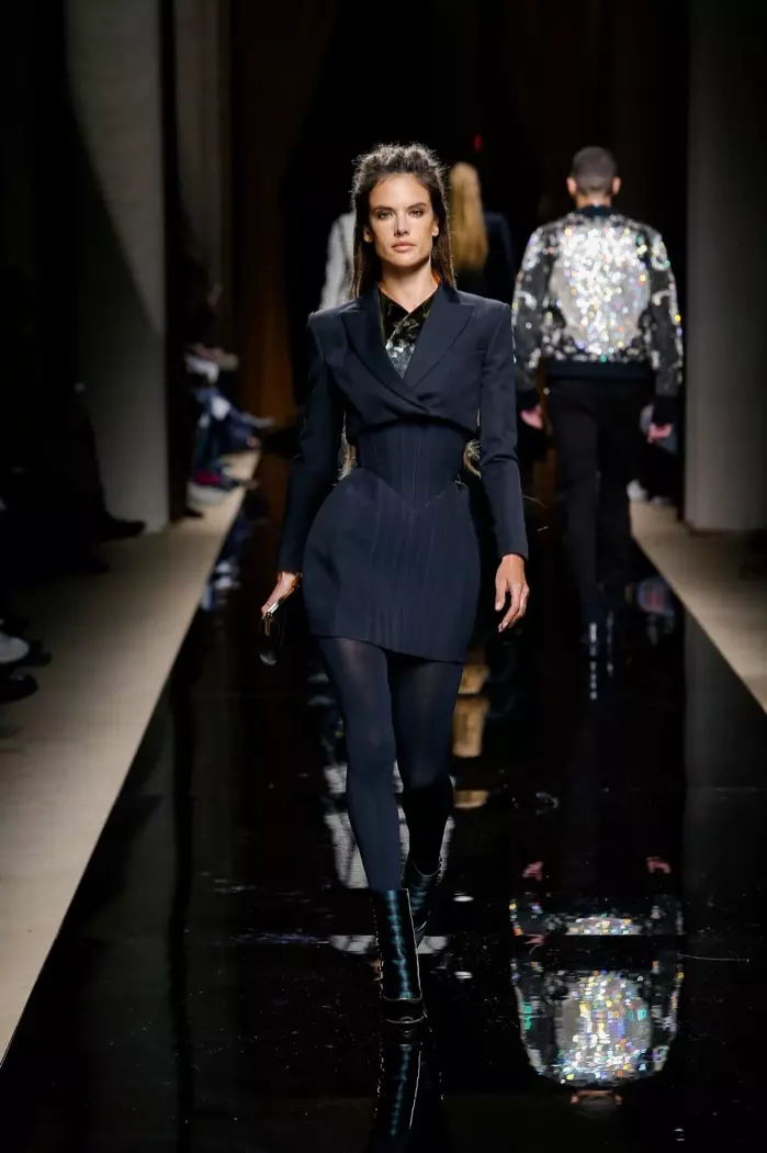 Alessandra Ambrosio timxi fuq ir-runway fl-ispettaklu tal-irġiel tal-ħarifa 2016 ta' Balmain