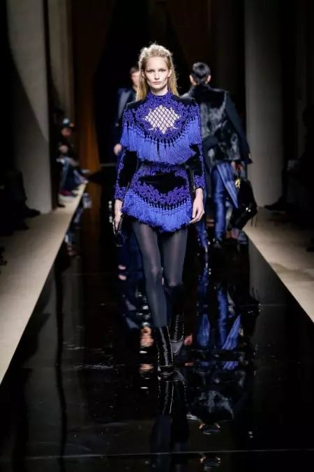 Alessandra Ambrosio, Isabeli Fontana kụrụ Catwalk na ihe ngosi Fall Mens Balmain.