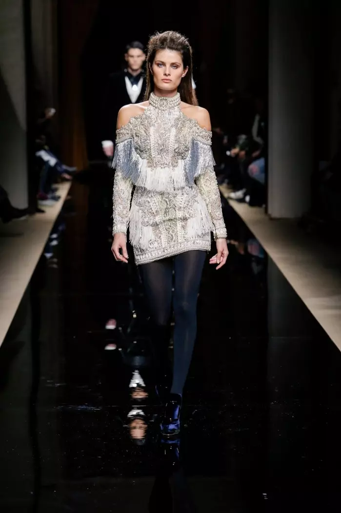 Isabeli Fontana rint de baan by Balmain's hjerst 2016 manljuswear show