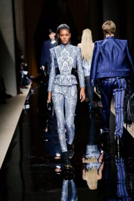 Алессандра Амбросио жана Исабели Фонтана Balmain's Fall эркектер шоусунда подиумга чыгышты