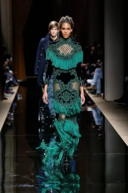 Alessandra Ambrosio, Isabeli Fontana Menjuarai Catwalk di Balmain's Fall Mens Show