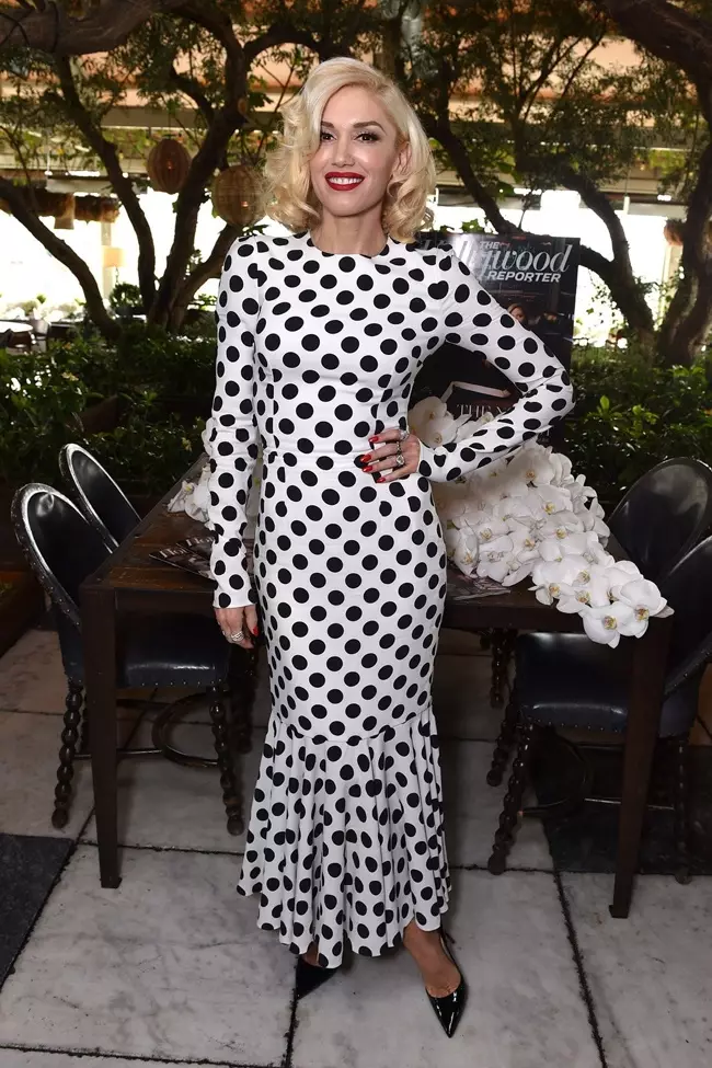 Gwen Stefani ħadet libsa iswed u abjad bil-polka dot print Dolce & Gabbana.