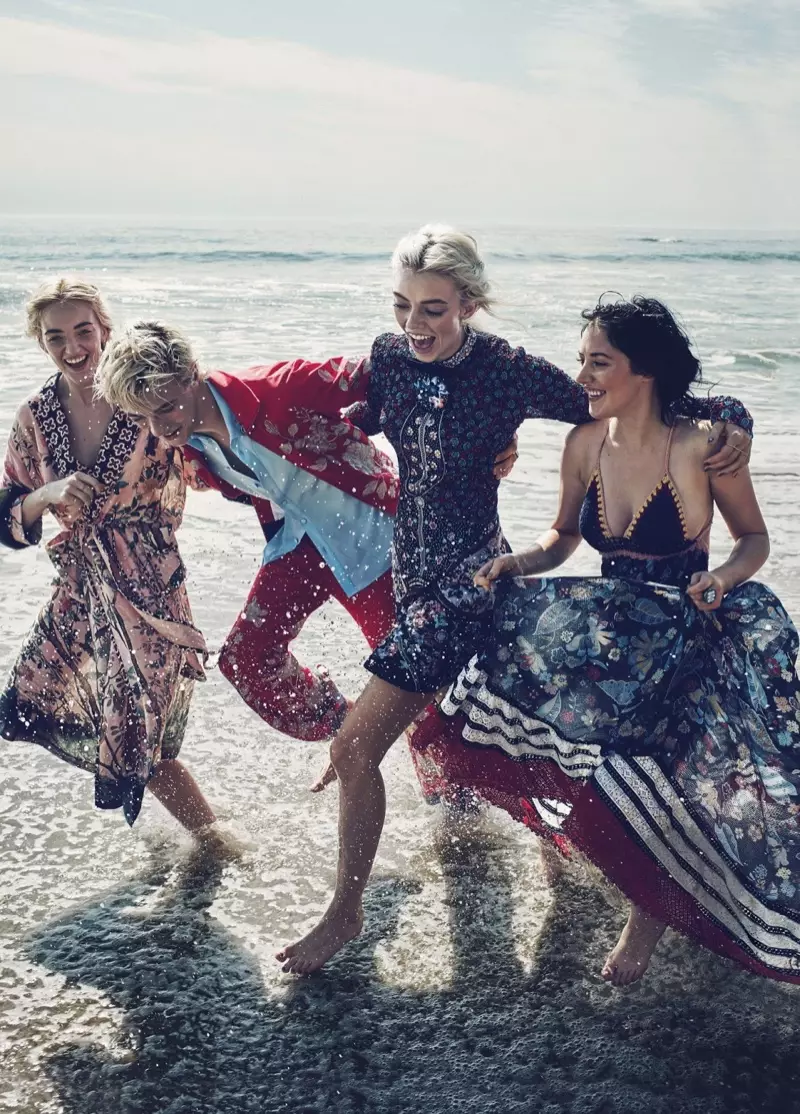 Modeļu brāļi un māsas Pyper America, Lucky Blue, Daisy Clementine un Starlie Cheyenne Smith kopā pozē pludmales modes redakcijā.