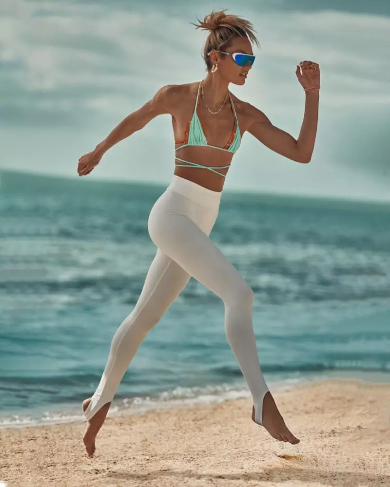 سمنڊ جي شيشي ۾ C Praia جي ٽاپ ۽ ڪريم ۾ فارم Legging.