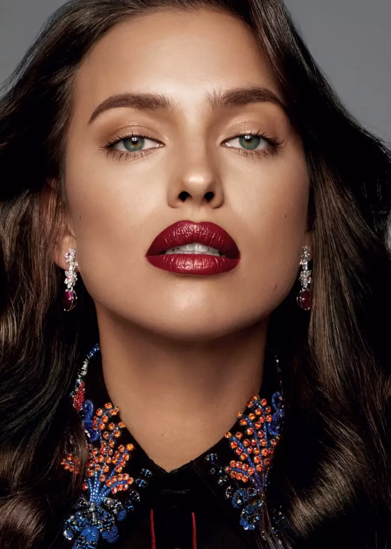 U-Irina Shayk ugqoke umthunzi wezindebe ezibomvu ezicwebezelayo