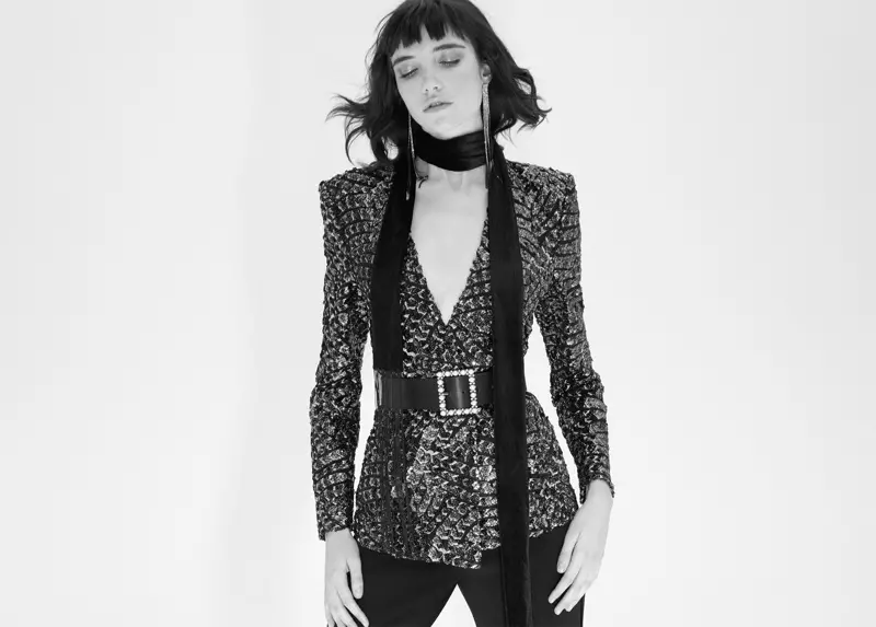 O loo ofuina e Grace Hartzel se blazer a Zara ma sequins, ofuvae tuxedo, tautaliga faʻamaʻa maʻa maʻa ma sikafu veveti pito.