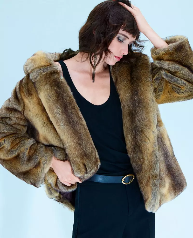 Grace Hartzel luce un abrigo de piel sintética en el lookbook de Zara Night Out