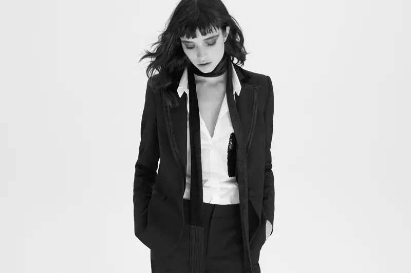 그레이스 하첼(Grace Hartzel)은 Zara 턱시도 칼라 블레이저, 스팽글 포켓이 있는 셔츠, 턱시도 바지와 프린지 벨벳 스카프로 포즈를 취하고 있습니다.