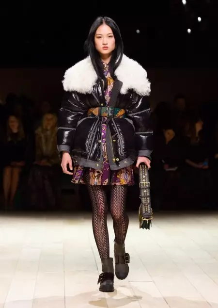 Burberry 2016-يىلى سېتىۋالغىلى بولىدىغان كۈزلۈك توپلامنى ئاشكارىلىدى