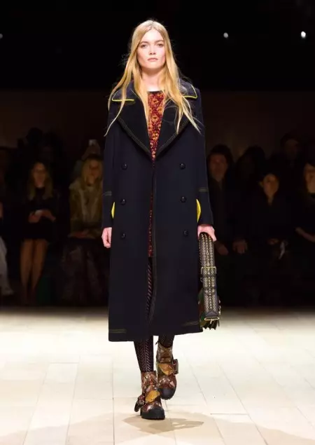 “Burberry” söwda edip boljak güýz 2016 kolleksiýasyny açdy