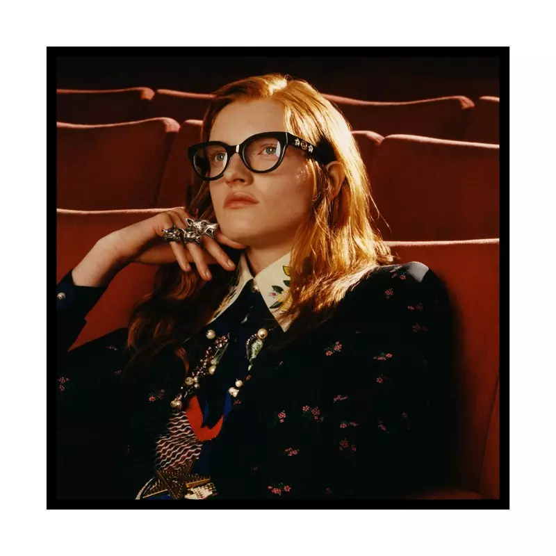 Модель носить окуляри «котяче око» в кампанії Gucci Eyewear осінь-зима 2017