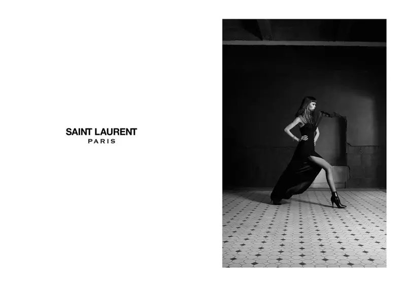 Flo diện một chiếc váy dạ hội của Saint Laurent với đôi bốt tôn sùng