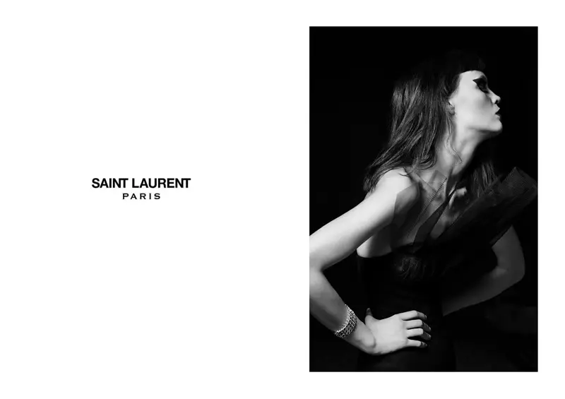 Người mẫu tóc đen mặc váy dạ hội Saint Laurent