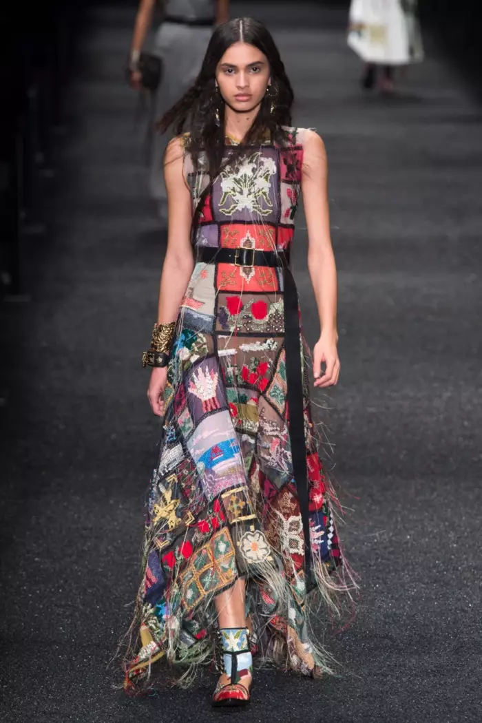 Abito lungo patchwork con dettaglio impunture di frange della collezione autunno inverno 2017 di Alexander McQueen