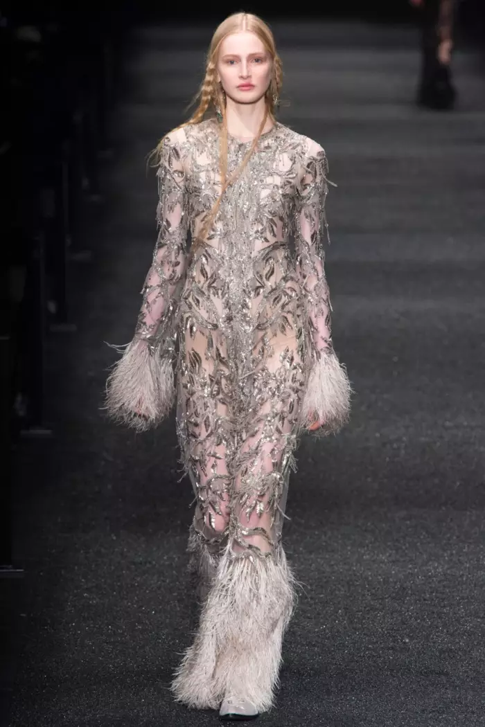 Abito velato con ricamo argento e piume della collezione autunno inverno 2017 di Alexander McQueen