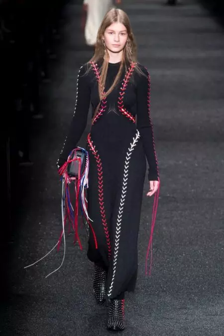 Miksĉifona Eleganteco de Alexander McQueen por Aŭtuno 2017