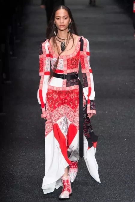 Alexander McQueen's Patchwork Elegance fun Igba Irẹdanu Ewe 2017