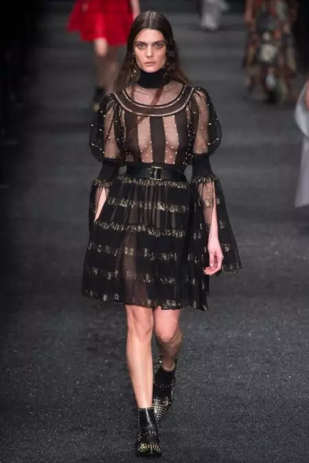 Alexander McQueen's Patchwork Elegance mo le Pau 2017