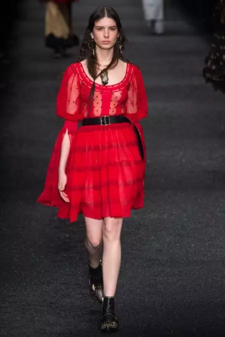 Alexander McQueen's Patchwork Elegance fun Igba Irẹdanu Ewe 2017