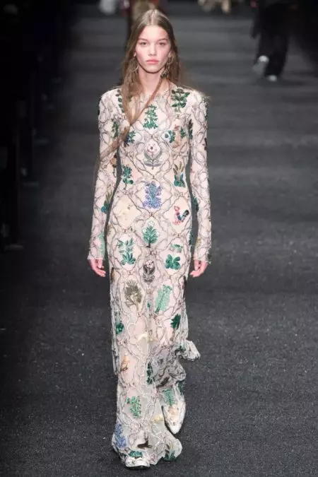 Miksĉifona Eleganteco de Alexander McQueen por Aŭtuno 2017