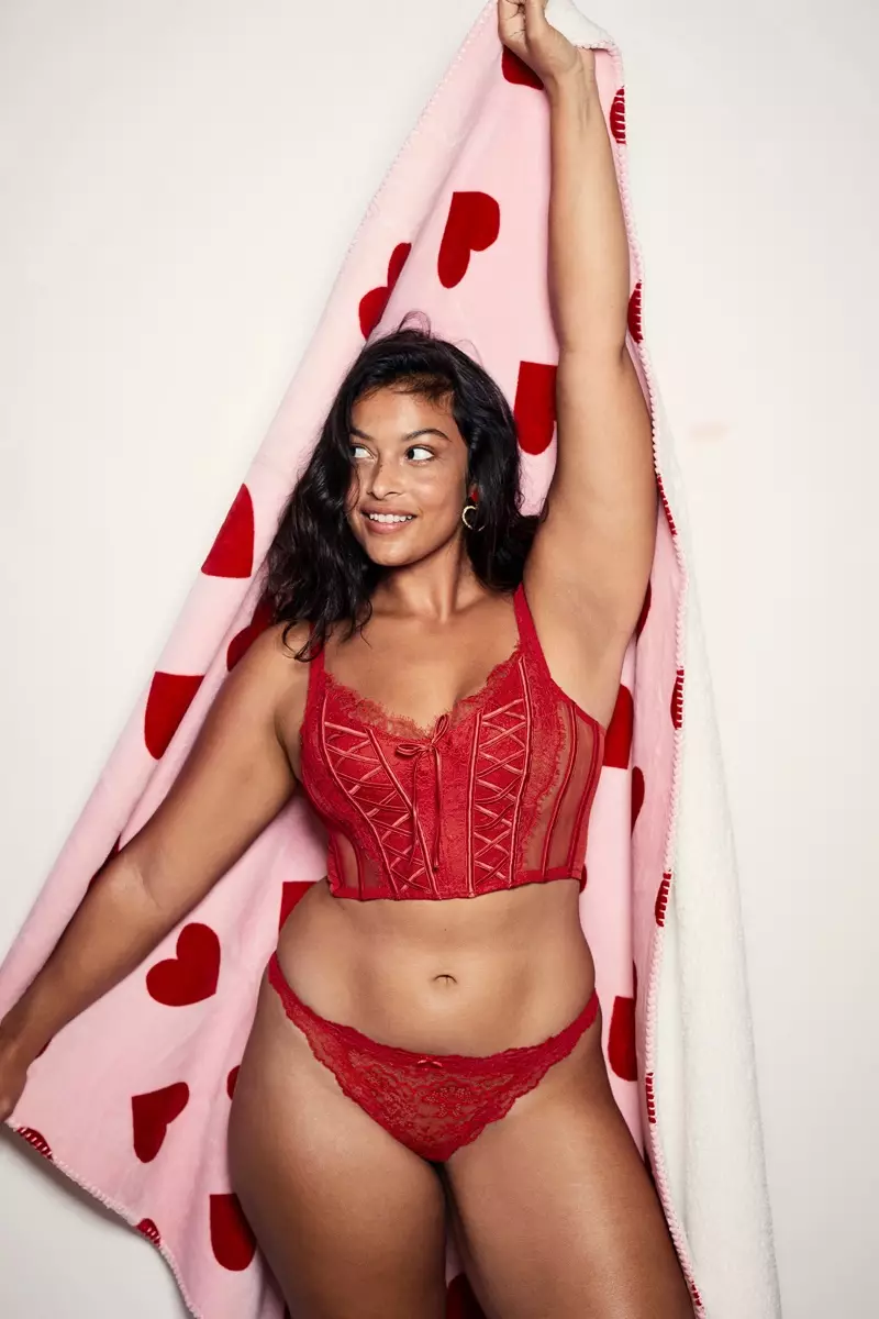 Devyn Garcia fronter kampanjen Victoria's Secret Valentinsdag 2021.