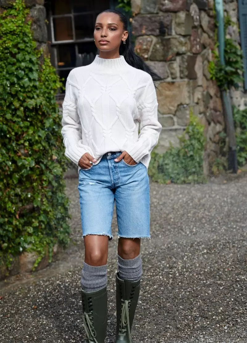 Jasmine Tookes indossa un maglione Tori in cashmere nudo.